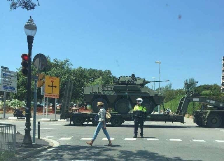 Οι πρώτες εικόνες: Ισπανικά άρματα μάχης και τεθωρακισμένα περικύκλωσαν την Καταλονία – «Ανασταίνει» τον Φράνκο ο Ραχόι – Δεύτερος ισπανικός εμφύλιος